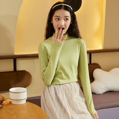 Μοντέρνα γυναικεία μπλούζα με γιακά ή οβάλ λαιμόκοψη