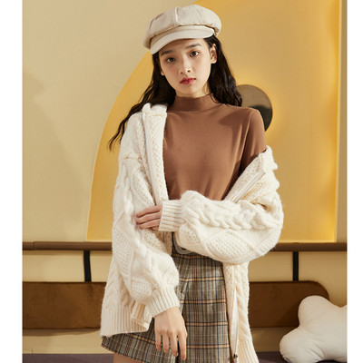 Μοντέρνα γυναικεία μπλούζα με γιακά ή οβάλ λαιμόκοψη