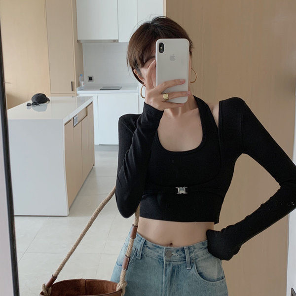 Γυναικεία μπλούζα με μεταλικό κούμπωμα