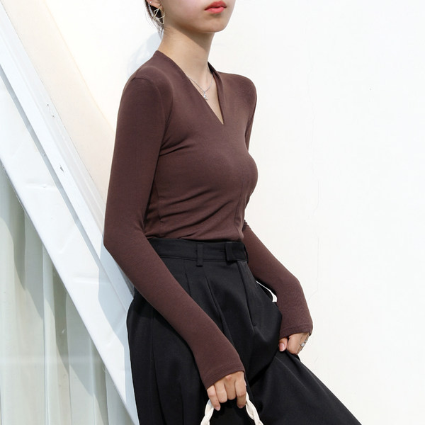 Moderna ženska pripijena bluza sa špic izrezom