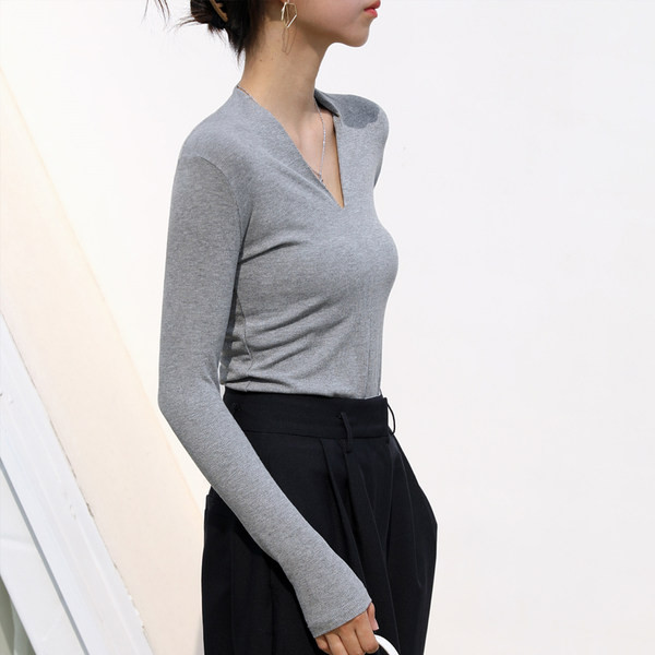 Moderna ženska pripijena bluza sa špic izrezom