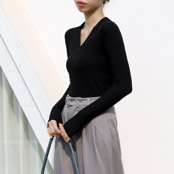 Moderna ženska pripijena bluza sa špic izrezom