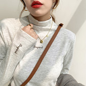 Ženska jednobojna bluza s polo kragnom i izvezenim natpisom