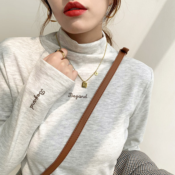 Ženska jednobojna bluza s polo kragnom i izvezenim natpisom