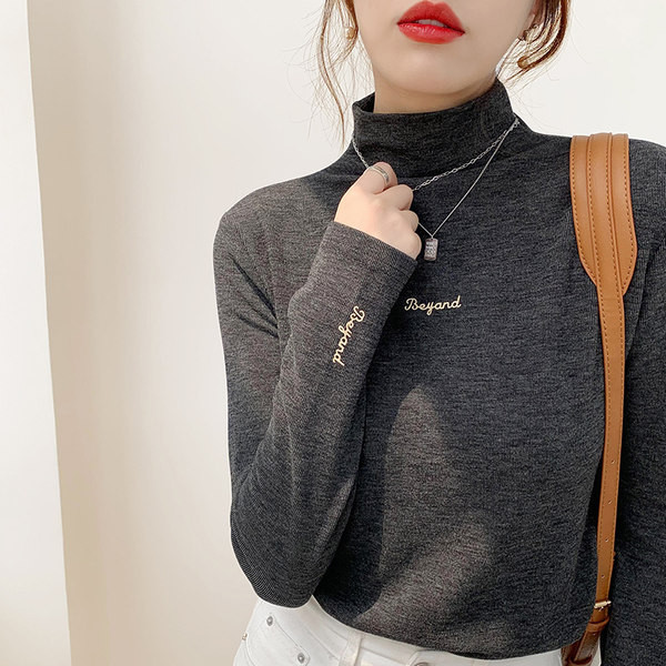 Ženska jednobojna bluza s polo kragnom i izvezenim natpisom