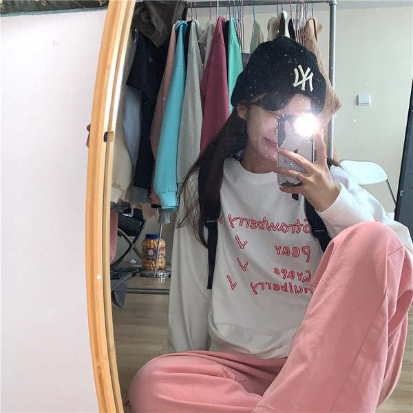 Bluză de damă modernă cu inscripții și inimioare