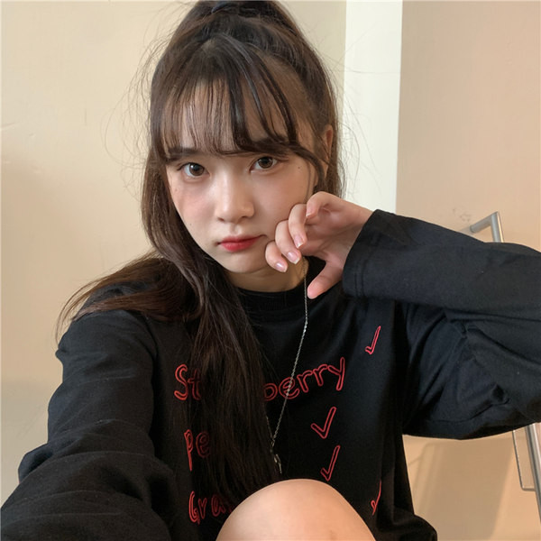 Bluză de damă modernă cu inscripții și inimioare