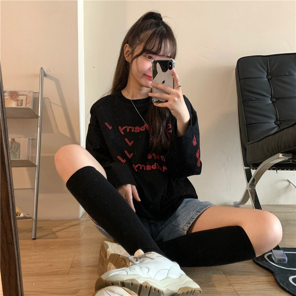 Bluză de damă modernă cu inscripții și inimioare