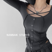 Γυναικεία εφαρμοστή μπλούζα με κουμπιά και σταυρωτά κορδόνια στη λαιμόκοψη