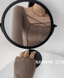 Γυναικεία εφαρμοστή μπλούζα με κουμπιά και σταυρωτά κορδόνια στη λαιμόκοψη