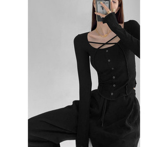 Γυναικεία εφαρμοστή μπλούζα με κουμπιά και σταυρωτά κορδόνια στη λαιμόκοψη