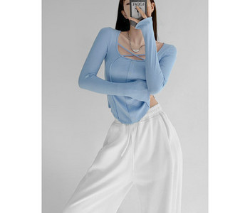 Γυναικεία εφαρμοστή μπλούζα με κουμπιά και σταυρωτά κορδόνια στη λαιμόκοψη