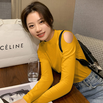 Μοντέρνα γυναικεία μπλούζα με ημι-ψηλό γιακά και κομμένα μέρη