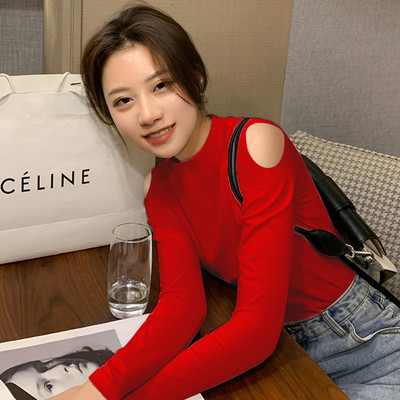 Μοντέρνα γυναικεία μπλούζα με ημι-ψηλό γιακά και κομμένα μέρη