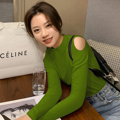 Μοντέρνα γυναικεία μπλούζα με ημι-ψηλό γιακά και κομμένα μέρη