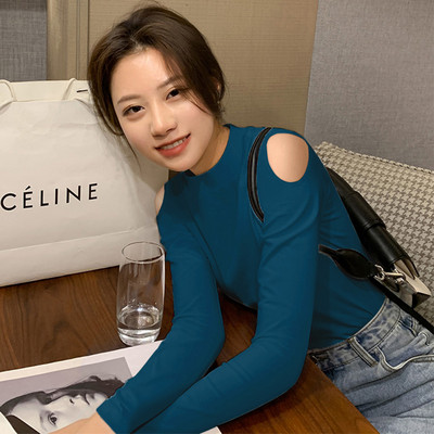 Μοντέρνα γυναικεία μπλούζα με ημι-ψηλό γιακά και κομμένα μέρη