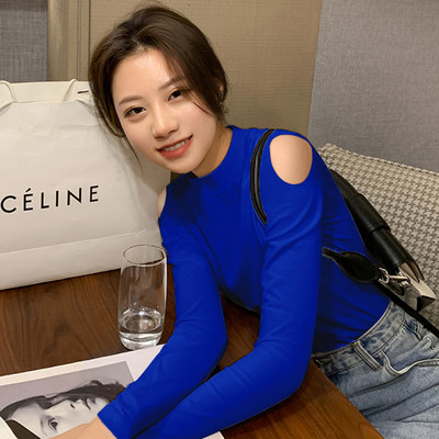 Μοντέρνα γυναικεία μπλούζα με ημι-ψηλό γιακά και κομμένα μέρη