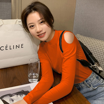 Μοντέρνα γυναικεία μπλούζα με ημι-ψηλό γιακά και κομμένα μέρη