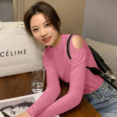 Μοντέρνα γυναικεία μπλούζα με ημι-ψηλό γιακά και κομμένα μέρη