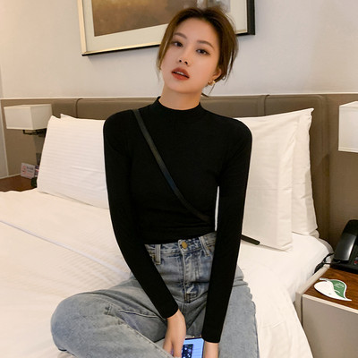 Μοντέρνα γυναικεία μπλούζα με ημι-ψηλό γιακά και κομμένα μέρη