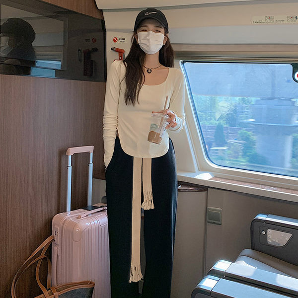 Bluză lejeră cu decolteu oval