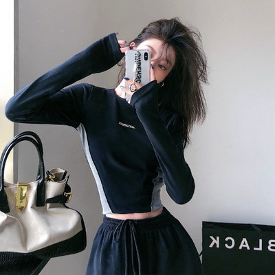 Κοντή γυναικεία μπλούζα με οβάλ λαιμόκοψη και μακριά μανίκια