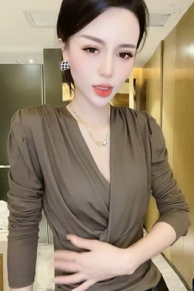 Novi model ženske bluze sa špic izrezom i dugim rukavima