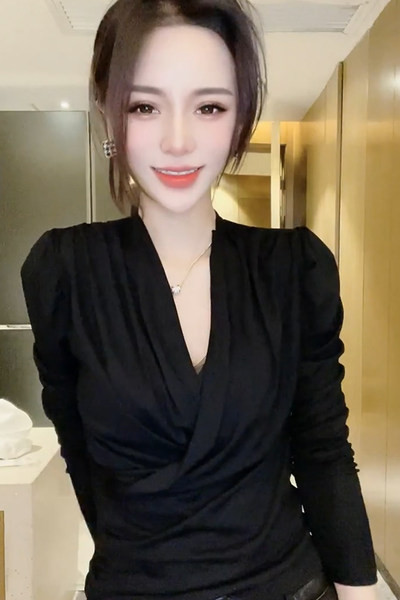 Novi model ženske bluze sa špic izrezom i dugim rukavima