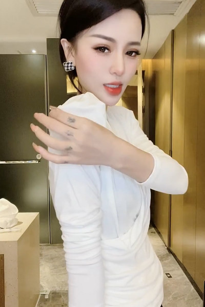 Novi model ženske bluze sa špic izrezom i dugim rukavima