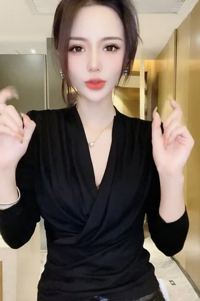 Novi model ženske bluze sa špic izrezom i dugim rukavima