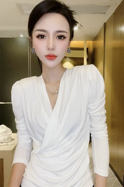 Novi model ženske bluze sa špic izrezom i dugim rukavima