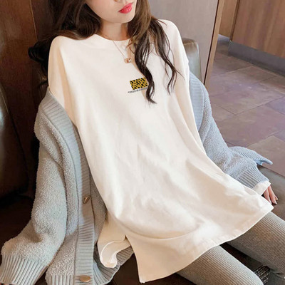 Široka ženska bluza sa raznim aplikacijama