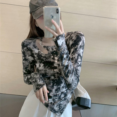 Μοντέρνο μπλουζάκι ασύμμετρο μοντέλο με μεταλλική διακόσμηση