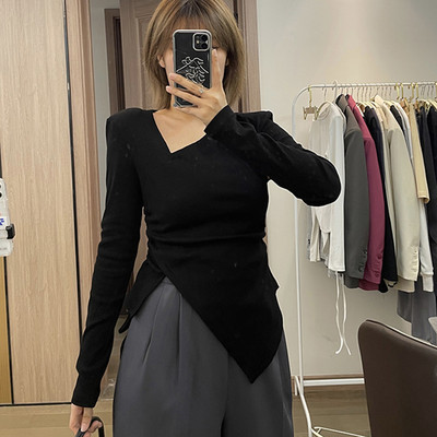 Μοντέρνα ασύμμετρη μπλούζα με γραβάτες