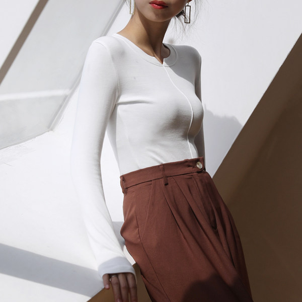 Jednobojna ženska bluza s dugim rukavima i okruglim izrezom