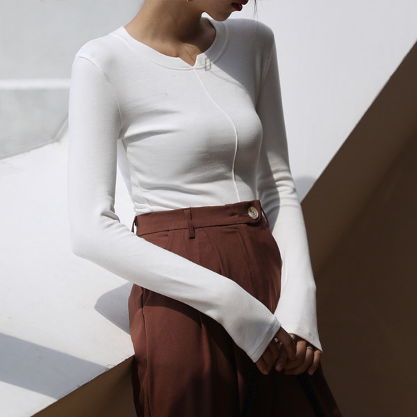 Jednobojna ženska bluza s dugim rukavima i okruglim izrezom