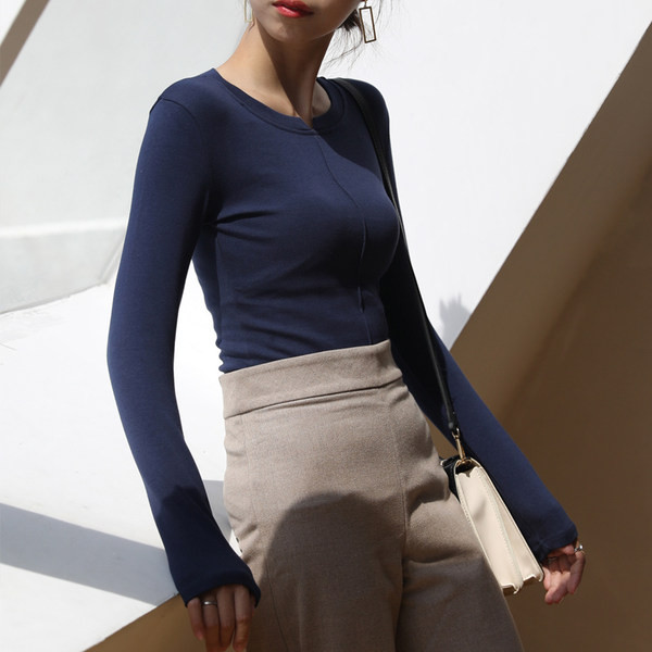 Jednobojna ženska bluza s dugim rukavima i okruglim izrezom