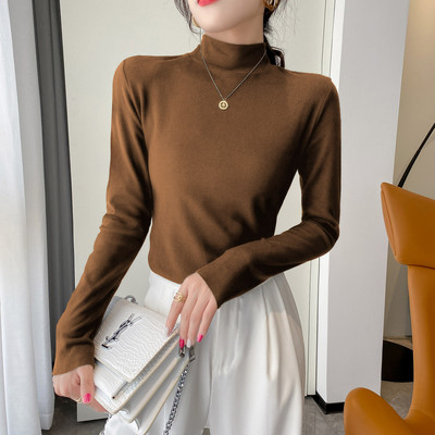 Μοντέρνα εφαρμοστή μπλούζα με γιακά