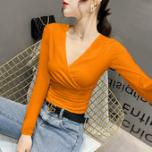 Μοντέρνα εφαρμοστή μπλούζα με βαθύ λαιμόκοψη