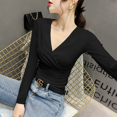 Μοντέρνα εφαρμοστή μπλούζα με βαθύ λαιμόκοψη