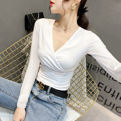 Μοντέρνα εφαρμοστή μπλούζα με βαθύ λαιμόκοψη