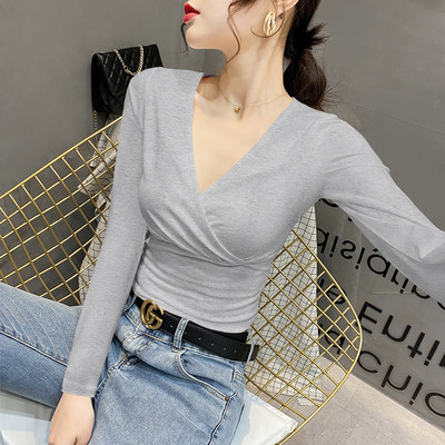 Μοντέρνα εφαρμοστή μπλούζα με βαθύ λαιμόκοψη