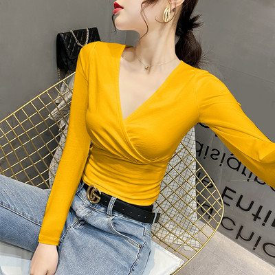 Μοντέρνα εφαρμοστή μπλούζα με βαθύ λαιμόκοψη