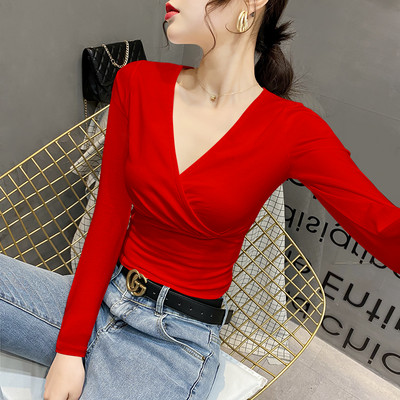 Μοντέρνα εφαρμοστή μπλούζα με βαθύ λαιμόκοψη