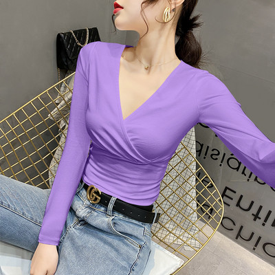 Μοντέρνα εφαρμοστή μπλούζα με βαθύ λαιμόκοψη