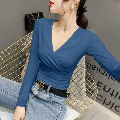 Μοντέρνα εφαρμοστή μπλούζα με βαθύ λαιμόκοψη