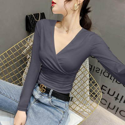 Μοντέρνα εφαρμοστή μπλούζα με βαθύ λαιμόκοψη