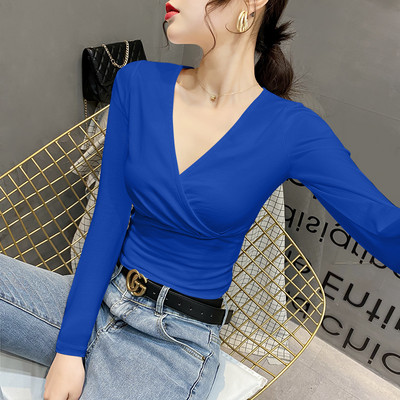 Μοντέρνα εφαρμοστή μπλούζα με βαθύ λαιμόκοψη