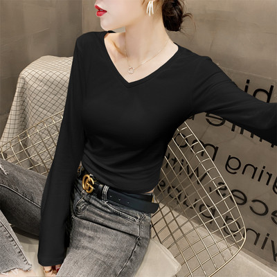 Μοντέρνα εφαρμοστή μπλούζα με βαθύ λαιμόκοψη