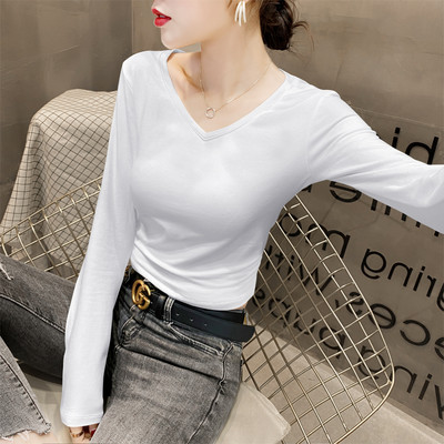 Μοντέρνα εφαρμοστή μπλούζα με βαθύ λαιμόκοψη